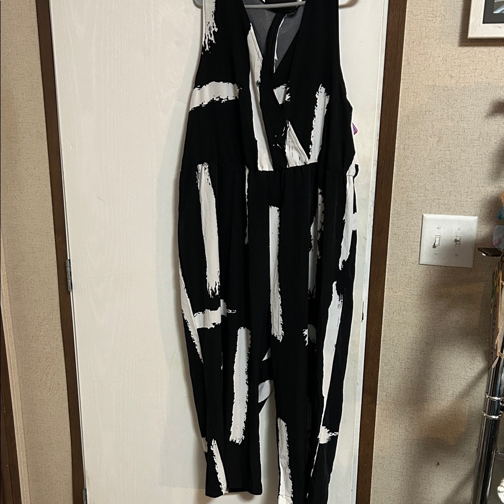 SHEIN Black and White Abstract Jumpsuit